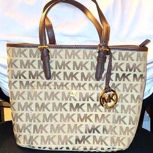 MICHAEL KORS Jet Set tote, Medium TZ snap pocket.